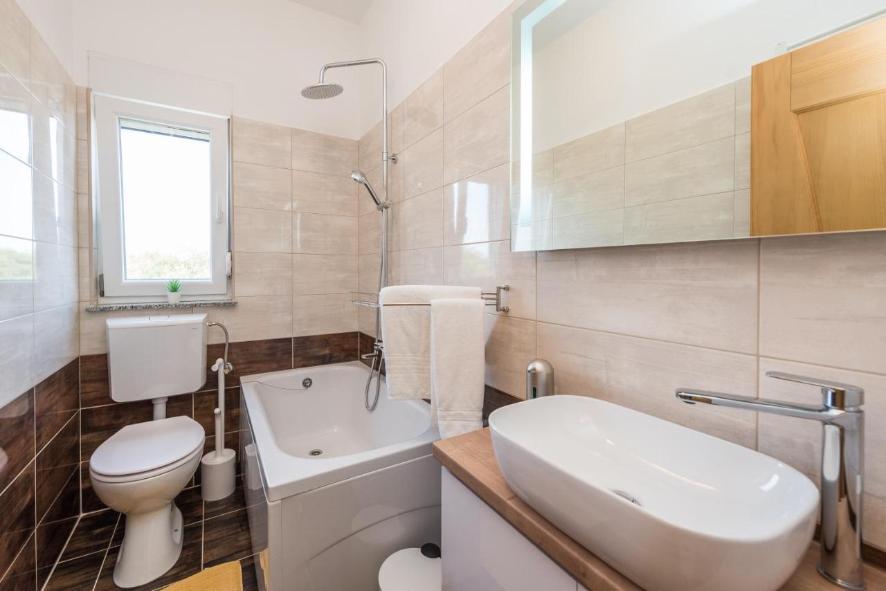 Villa Petra S Bazenom, Rostiljem I Parkingom Zadar Luaran gambar